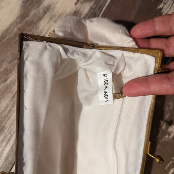 Vintage beaded clutch white linen and gold beads - Picture 12 of 15